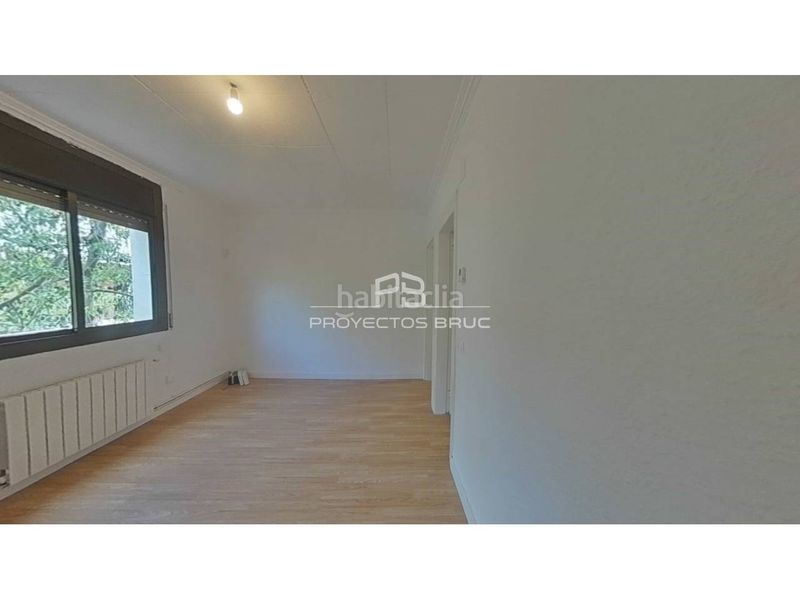 Foto 38e8f085-4130-4d83-bd46-2bf5822419e6. Pis a Sants Barcelona