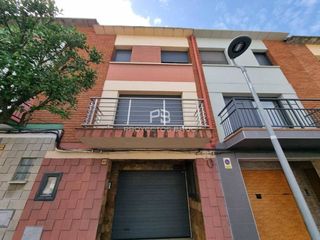 Casa adossada a Navarcles. Navarcles  venta flash  casa adosada con garaje y patio, requier