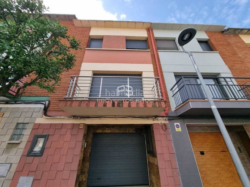 Foto a70644c2-a41c-42f7-bc27-a6e8728c1f7e. Casa adossada amb aparcament a Navarcles