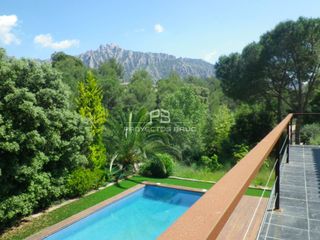 Chalet in Collbató. En collbató  exclusiva torre con amplia parcela ajardinada, pisc