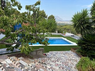 Chalet à Abrera. En abrera  exclusiva torre en venta. zona les carpes