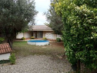 Chalet in Sant Esteve Sesrovires. Torre en venta en sant esteve sesrovires