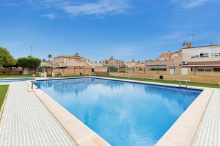Maison à Residencial aquapark. Bungalow en esquina con gran terraza y solárium  ideal para vaca
