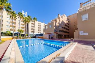Apartament a Punta Prima. Apartamento con piscina y terraza grande a 5 minutos del mar