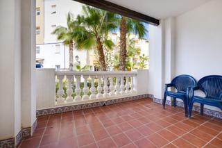Apartament a Avenida roentgen 8. Aldea del mar, apartamento de 2 dormitorios en planta baja