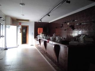 Business premise  23. Local-bar comercial, superficie 58m2, salida de humos.