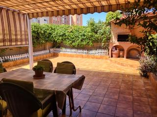 Reihenhaus  Carrer riu corb. Casa adosada esquinera en campo claro