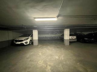 Autoparkplatz en Hospital. Plaza de garaje muy amplia para coche grande y dos motos