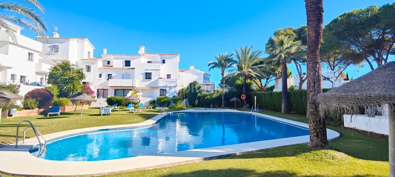 Foto 6466efad-9015-4b0e-b3fc-bd1ec6f9959c. Maison jumelée avec piscine dans Los Naranjos Marbella