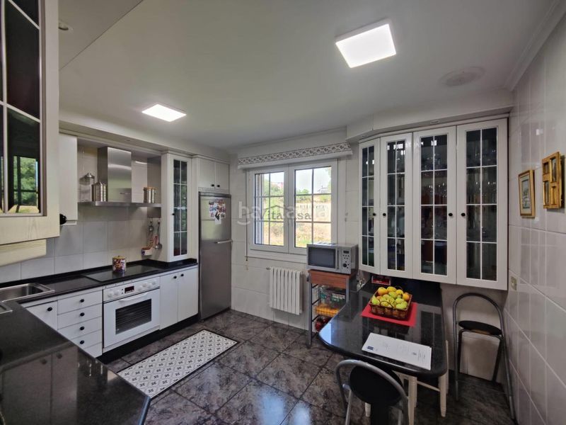 Foto 213dd6a9-0c3f-404c-8a93-f99015859877. Casa amb calefacció aparcament piscina a Mariñamansa Ourense