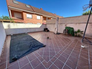 Casa a schiera in Nuevo Parque. Casa adosada en venta en carrefour, 4 dormitorios.