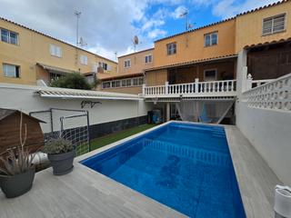 Casa adossada a Calle francisco feo rodriguez 13. Vivienda adosada con parking y piscina privada en guaza