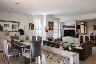 Duplex  Carrer rafael de casanova. Piso grande y soleado con terraza, zona comunitaria y parking