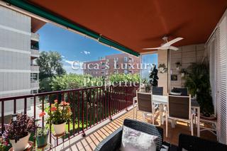 Dplex  Carrer rafael de casanova. Piso grande y soleado con terraza, zona comunitaria y parking