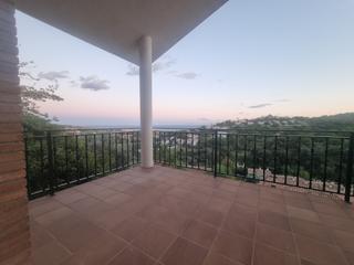 Affitto Chalet in Alella. Fantástica torre a 4 vientos junto al centro del pueblo y con vi