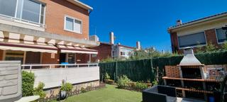 Semi detached house in Jardins de Vilafortuny - Mas d'en Bosch. Chalet pareado esquinero con piscina comunitaria y garaje privad