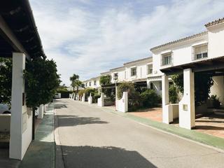 Maison jumelée à Nueva Alcántara. Casa adosada en cortijo blanco, san pedro de alcántara, málaga