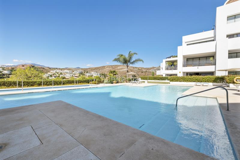 Foto f921b2e4-ffff-4d42-b661-b262a52f58a9. Ático exclusivo ático dúplex con vistas panorámicas en Los Flamingos golf, benahavis en Benahavís