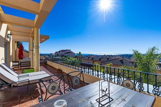 Ático en Los Naranjos. Ático dúplex de lujo con vistas al mar, nueva andalucía