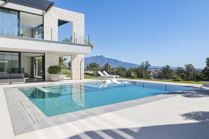 Foto f3e7437f-2ed4-4801-9be7-6c23cbad4eb5. Casa villa de lujo en primera línea de golf en La Alquería, en Benahavís