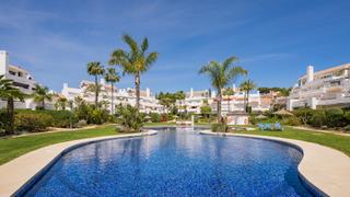 Apartament a Elviria. Apartamento de lujo frente al mar en marbella este