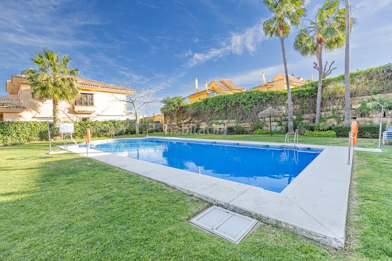 Foto b7589c0a-3149-47d9-9ce8-ddccf406d694. Casa aparellada amb aparcament piscina a Riviera del Sol Mijas
