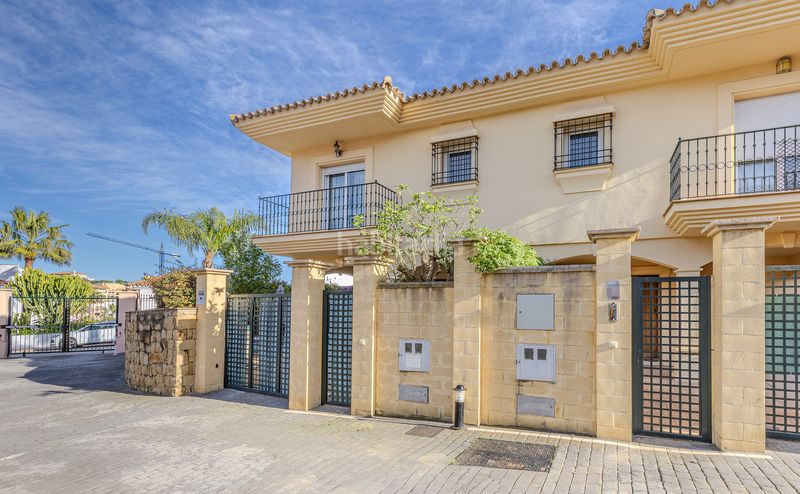 Foto bfd4bcad-c7f3-43c8-b756-b440afce3083. Casa aparellada amb aparcament piscina a Riviera del Sol Mijas