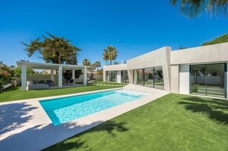 House in Marbesa. Villa de lujo a pocos metros de la playa en urbanizacion marbesa