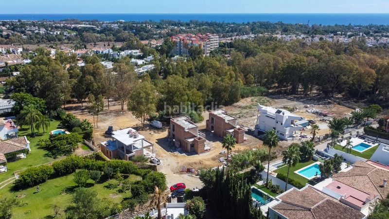 Foto 1f4fdeb6-b73d-4fa9-8705-fd65cecfba75. Casa amb aparcament piscina a Nueva Atalaya Estepona