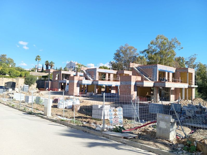 Foto f4665e31-a168-4034-a2d3-1855cbd9b38a. Casa amb aparcament piscina a Nueva Atalaya Estepona