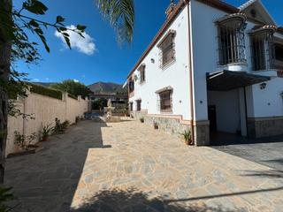 Xalet a Centro. Villa andaluza con vistas a la montaña en la chícharra