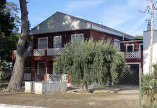 Chalet à Hellín. Chalet en venta en piscina cubierta, 5 dormitorios.