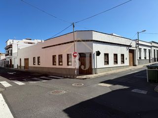 Local Comercial en Buenavista del Norte. Local di�fano en esquina con garaje de 300 m� y azotea con vista