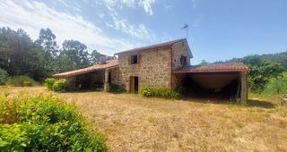 Bauernhof in Barro. Casa de piedra restaurada con finca urbana de 5.802 m² en barro