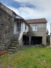 House in Samieira. Casa de piedra con gran potencial para vivir o invertir
