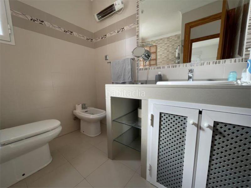 Foto c11f1c80-58a8-48e6-90ed-93741c3b30ab. Edificio todo en uno disfruta vistas, comodidad y potencial de inversión en este edificio único en Salobreña