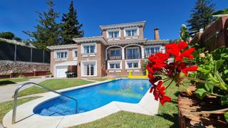 Chalet  Calle miguel de cervantes. Villa con licencia turstica a la venta en la costa del sol bena