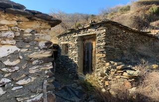Masia  Carretera carril. Verano en sierra nevada respira diferente, vive mejor