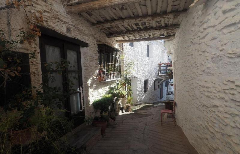 Foto cfc80a18-25cb-493e-9351-7a9a1cd10500. Casa aquí no hay tráfico. hay calma, piedra antigua y una casa con ganas de volver a brillar. en Capileira