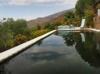 Masia a Órgiva. Privacidad total en 5 hectáreas cortijo con piscina, instalacion