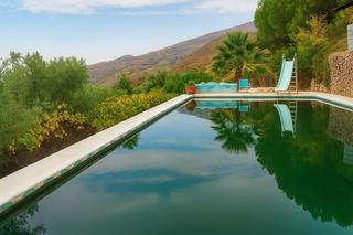 Mas à Órgiva. Privacidad total en 5 hectáreas cortijo con piscina, instalacion
