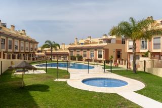 Casa adosada  Calle greco. Chalet adosado con piscina, 3 terrazas y cerca de todo!