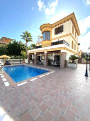 Chalet à Calle minerva, de 37. Casa con piscina y terreno anexo urbano