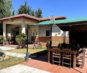 Xalet a Zona de la Vega. Casa con piscina y parcela llana a 5 min de antequera