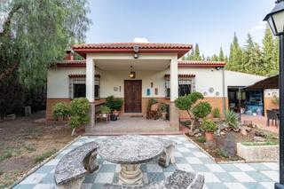 Chalet à Zona de la Vega. Finca con casa y piscina y parcela llana a 5 min de antequera