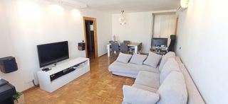 Rent Flat  Calle calle esperanto. Amplio piso de 3 habitaciones situado muy cerca del corte inglés