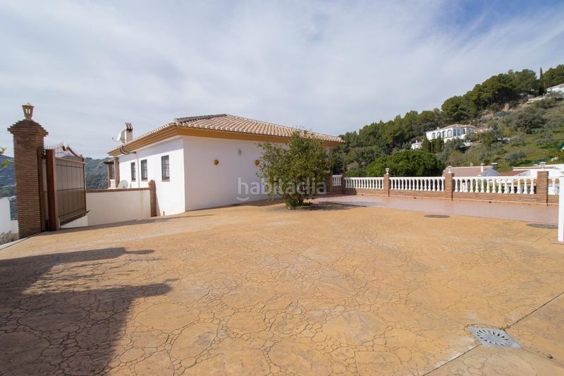 Foto 0adfeb98-4586-4a18-ba6d-10f80eff46a8. Xalet amb aparcament a Cómpeta