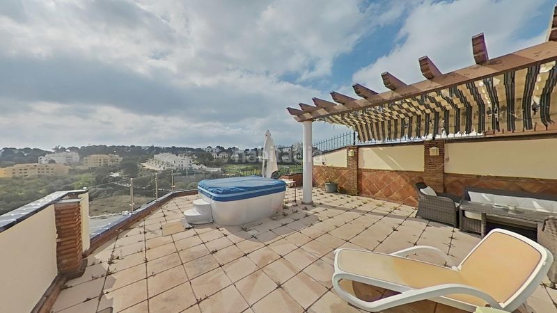 Foto 9053a4ba-d7de-4af3-a649-fa69ca28ab65. Àtic amb aparcament piscina a Riviera del Sol Mijas