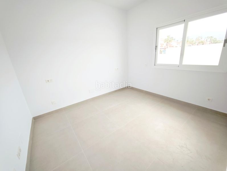 Foto a458b95f-ad98-4bb6-ad64-3012c893d92d. Casa aparellada amb aparcament piscina a Coín