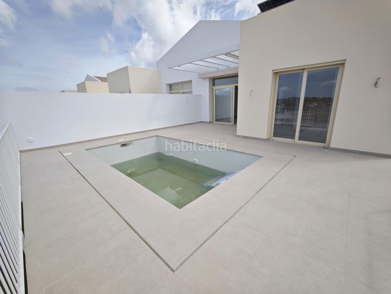 Foto b45f9e6c-04b6-4cf4-bebe-bd6ace6fc3f7. Casa aparellada amb aparcament piscina a Coín